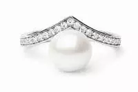 Eleganter Ring mit weißer Perle 7.5-8 mm in V-förmiger Zirkonia-Einfassung, 925er Silber, Gaura Pearls, Estland